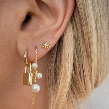 Wren | Pendientes de Botón Dorados con Estrella de Cristal