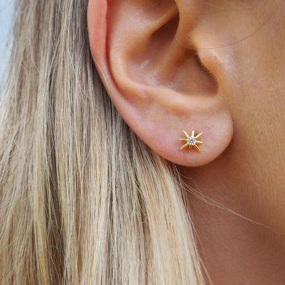Wren | Pendientes de Botón Dorados con Estrella de Cristal