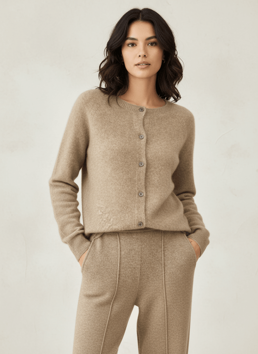 Agnes | Blød Finstrikket Cardigan med Rund Hals - StilfulltWomen's vestsSKU_1768810678455_925BeigeSAgnes | Blød Finstrikket Cardigan med Rund Hals