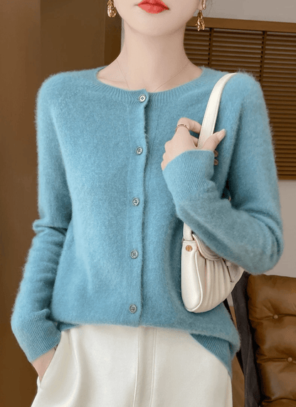 Agnes | Blød Finstrikket Cardigan med Rund Hals - StilfulltWomen's vestsSKU_1768810678455_785BlåSAgnes | Blød Finstrikket Cardigan med Rund Hals