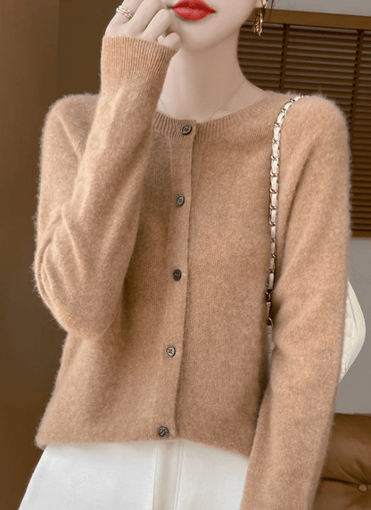 Agnes | Blød Finstrikket Cardigan med Rund Hals - StilfulltWomen's vestsSKU_1768810678455_728BrunSAgnes | Blød Finstrikket Cardigan med Rund Hals