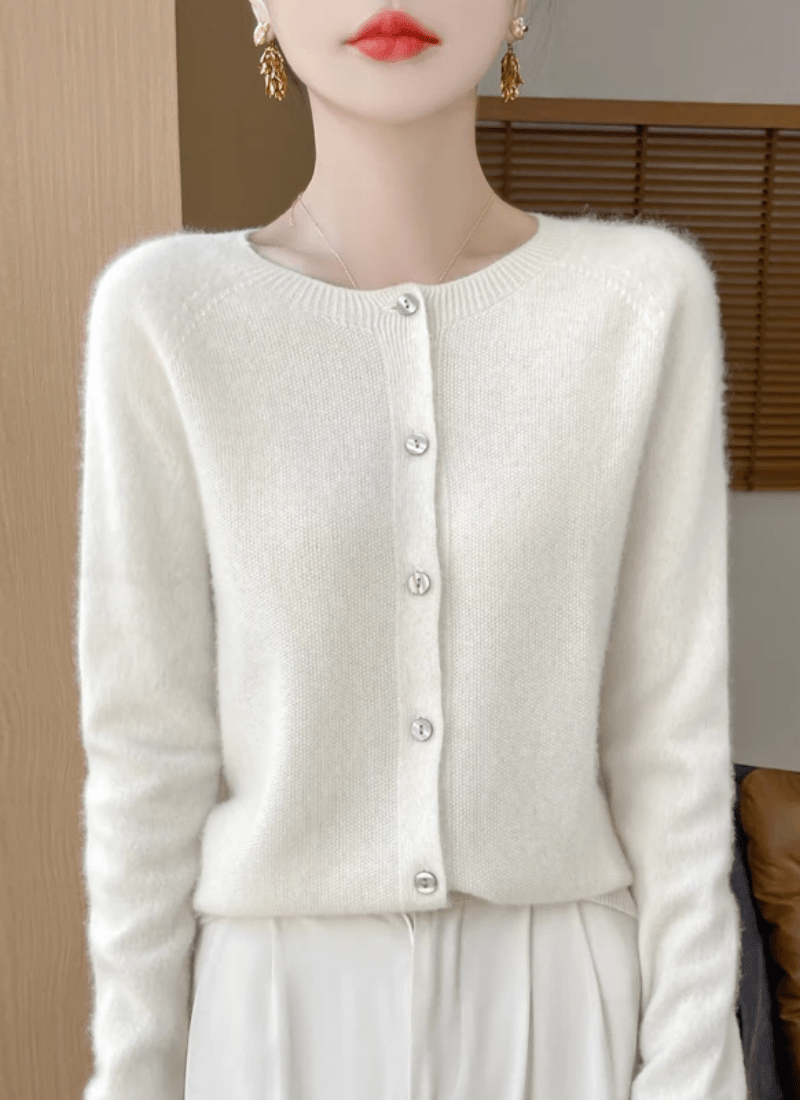 Agnes | Blød Finstrikket Cardigan med Rund Hals - StilfulltWomen's vestsSKU_1768810678455_550HvidSAgnes | Blød Finstrikket Cardigan med Rund Hals