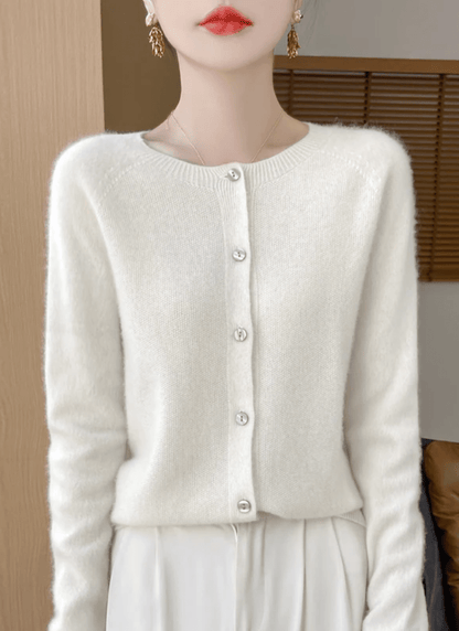 Agnes | Blød Finstrikket Cardigan med Rund Hals - StilfulltWomen's vestsSKU_1768810678455_550HvidSAgnes | Blød Finstrikket Cardigan med Rund Hals