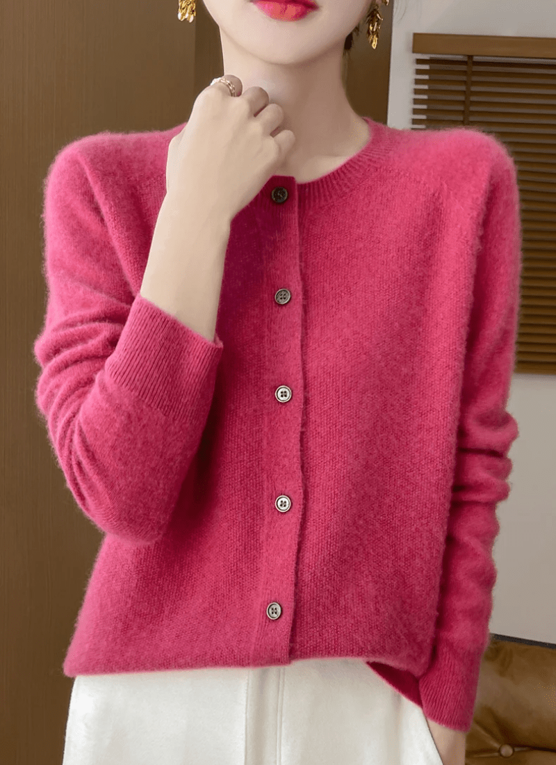 Agnes | Blød Finstrikket Cardigan med Rund Hals - StilfulltWomen's vestsSKU_1768810678455_636PinkSAgnes | Blød Finstrikket Cardigan med Rund Hals