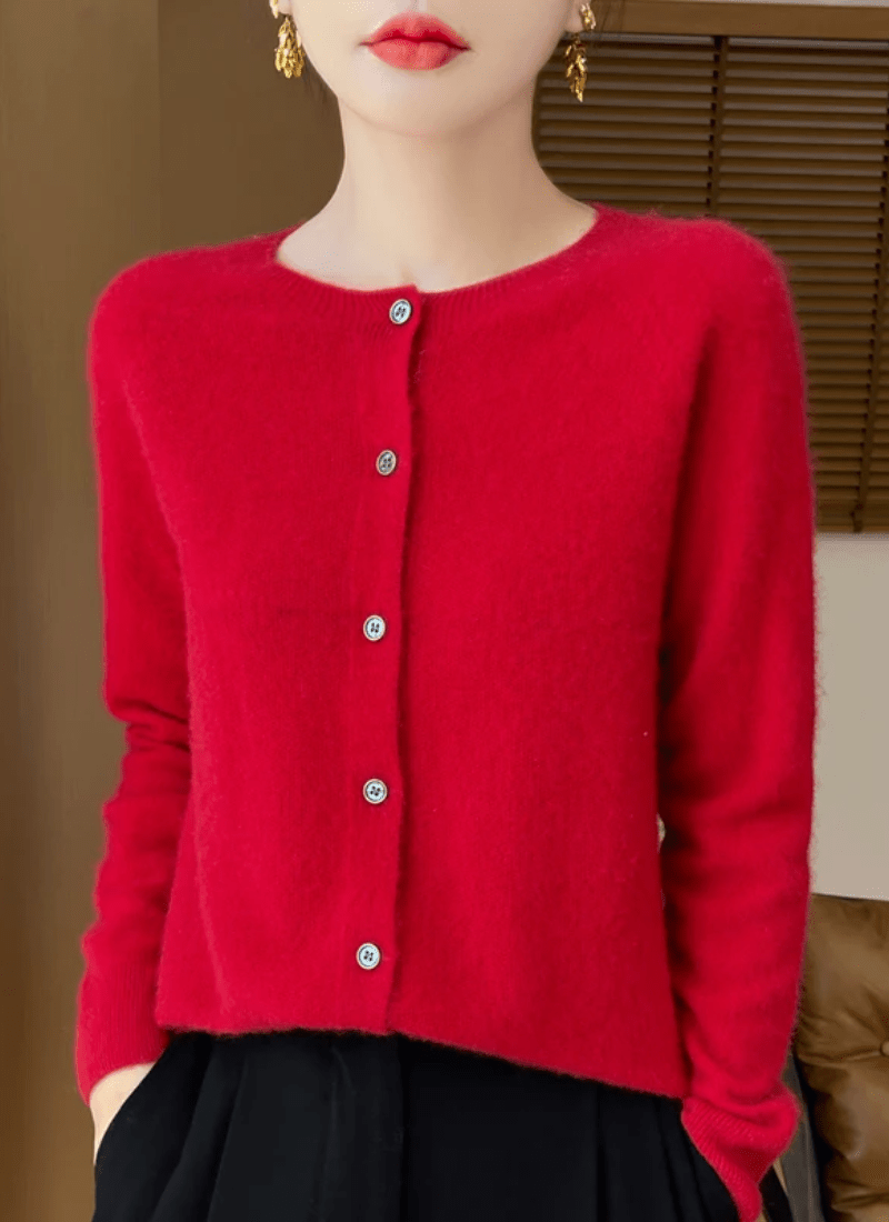 Agnes | Blød Finstrikket Cardigan med Rund Hals - StilfulltWomen's vestsSKU_1768810678455_199RødSAgnes | Blød Finstrikket Cardigan med Rund Hals