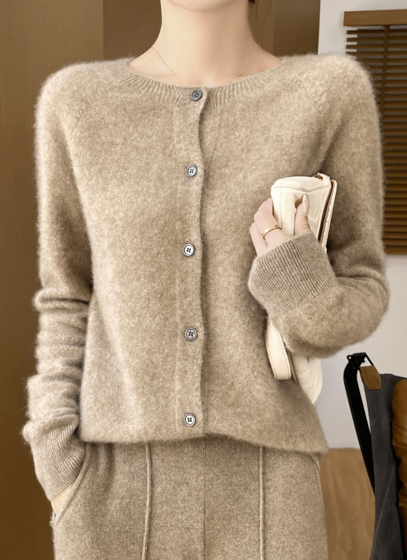 Agnes | Blød Finstrikket Cardigan med Rund Hals - StilfulltWomen's vestsSKU_1768810678455_305SortSAgnes | Blød Finstrikket Cardigan med Rund Hals