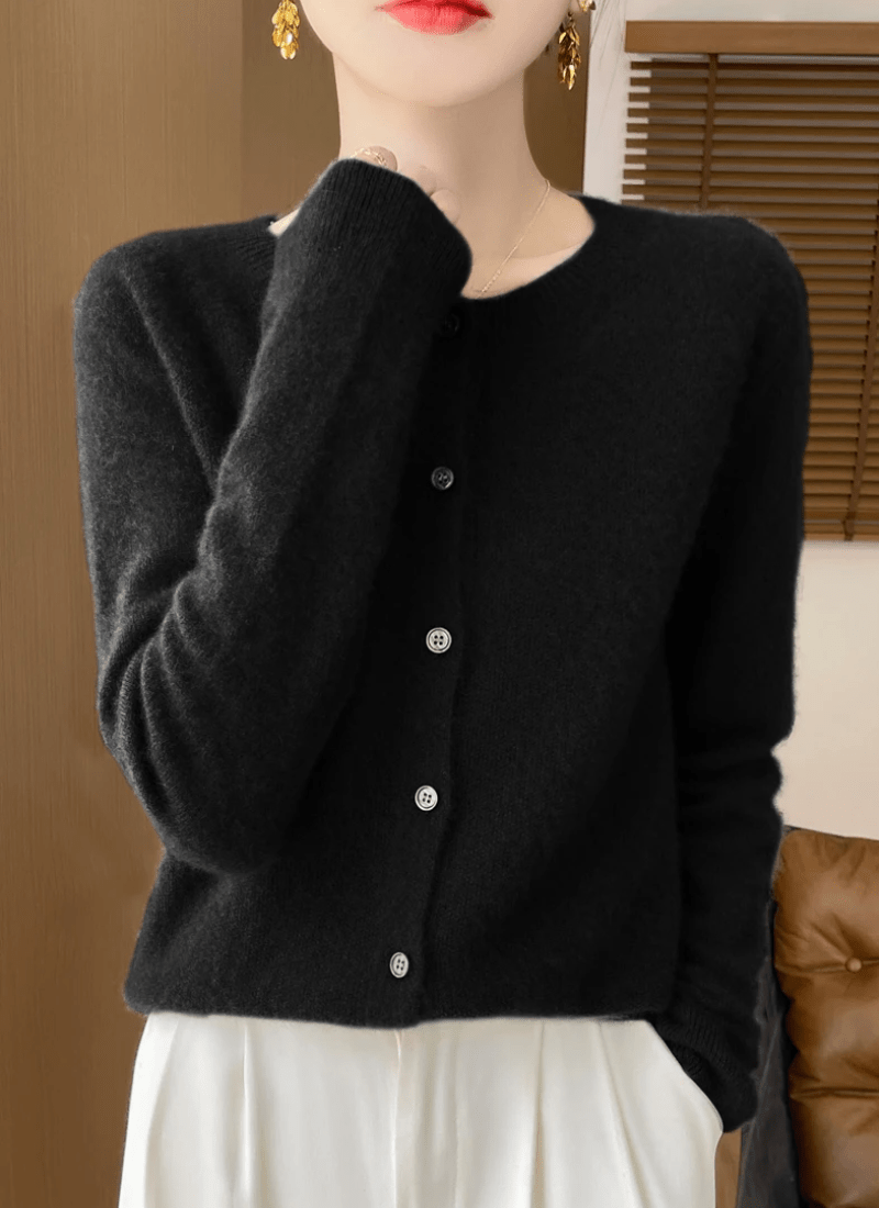Agnes | Blød Finstrikket Cardigan med Rund Hals - StilfulltWomen's vestsSKU_1768810678455_305SortSAgnes | Blød Finstrikket Cardigan med Rund Hals