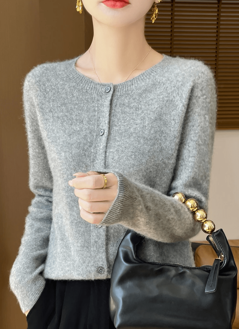 Agnes | Blød Finstrikket Cardigan med Rund Hals - StilfulltWomen's vestsSKU_1768810678455_305SortSAgnes | Blød Finstrikket Cardigan med Rund Hals