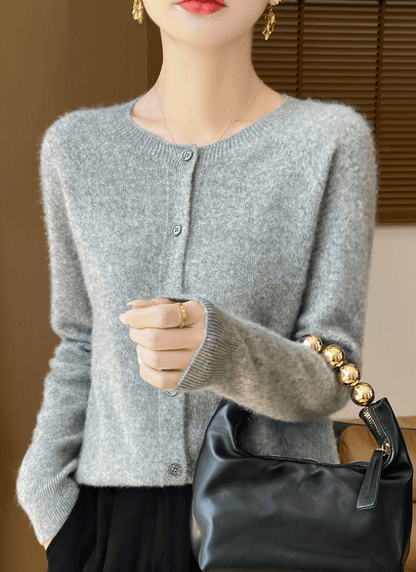Agnes | Blød Finstrikket Cardigan med Rund Hals - StilfulltWomen's vestsSKU_1768810678455_305SortSAgnes | Blød Finstrikket Cardigan med Rund Hals