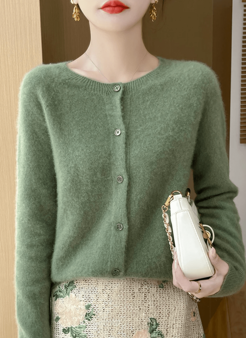 Agnes | Blød Finstrikket Cardigan med Rund Hals - StilfulltWomen's vestsSKU_1768810678455_305SortSAgnes | Blød Finstrikket Cardigan med Rund Hals