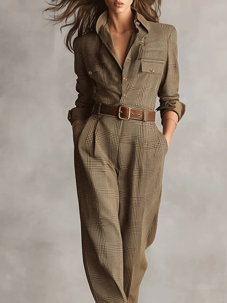 Agnete | Ternet Brun Utility Jumpsuit med Skjortekrave - StilfulltWomen's jumpsuits1XSAgnete | Ternet Brun Utility Jumpsuit med Skjortekrave