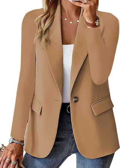 Asta | Figursyet Enkeltknappet Blazer med Bred Revers - StilfulltWomen's jacketsL-FGM3P6-020-KCKhakiSAsta | Figursyet Enkeltknappet Blazer med Bred Revers
