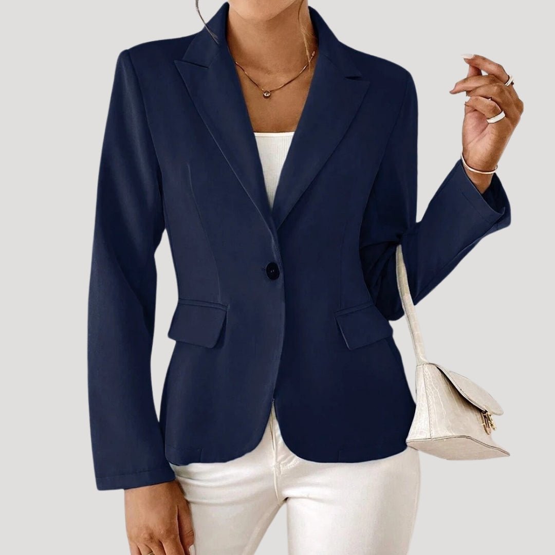 Asta | Figursyet Enkeltknappet Blazer med Bred Revers - StilfulltWomen's jacketsL-FGM3P6-026-KCLyserødSAsta | Figursyet Enkeltknappet Blazer med Bred Revers