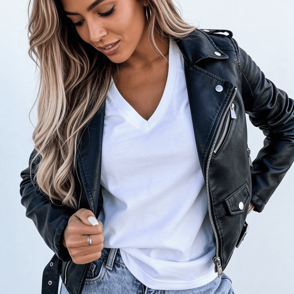 Asta | Kort Taljeret Bikerjakke i Kunstlæder - StilfulltWomen's jacketsSKU_1767464078838_863SortSAsta | Kort Taljeret Bikerjakke i Kunstlæder