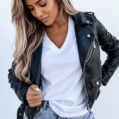 Asta | Kort Taljeret Bikerjakke i Kunstlæder - StilfulltWomen's jacketsSKU_1767464078838_863SortSAsta | Kort Taljeret Bikerjakke i Kunstlæder