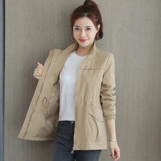 Brynn | Gabardina Ligera con Cintura Ajustable - StilfulltWomen's jacketsCaquiMBrynn | Gabardina Ligera con Cintura Ajustable