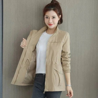 Brynn | Gabardina Ligera con Cintura Ajustable - StilfulltWomen's jacketsCaquiMBrynn | Gabardina Ligera con Cintura Ajustable