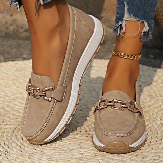 Callahan | Mocasines con Cadena Dorada y Suela Track - StilfulltWomen's shoesCaqui35Callahan | Mocasines con Cadena Dorada y Suela Track