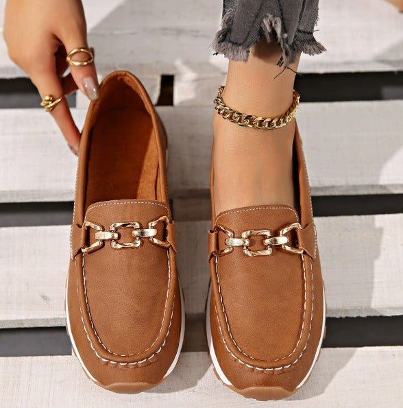 Callahan | Mocasines con Cadena Dorada y Suela Track - StilfulltWomen's shoesMarrón35Callahan | Mocasines con Cadena Dorada y Suela Track