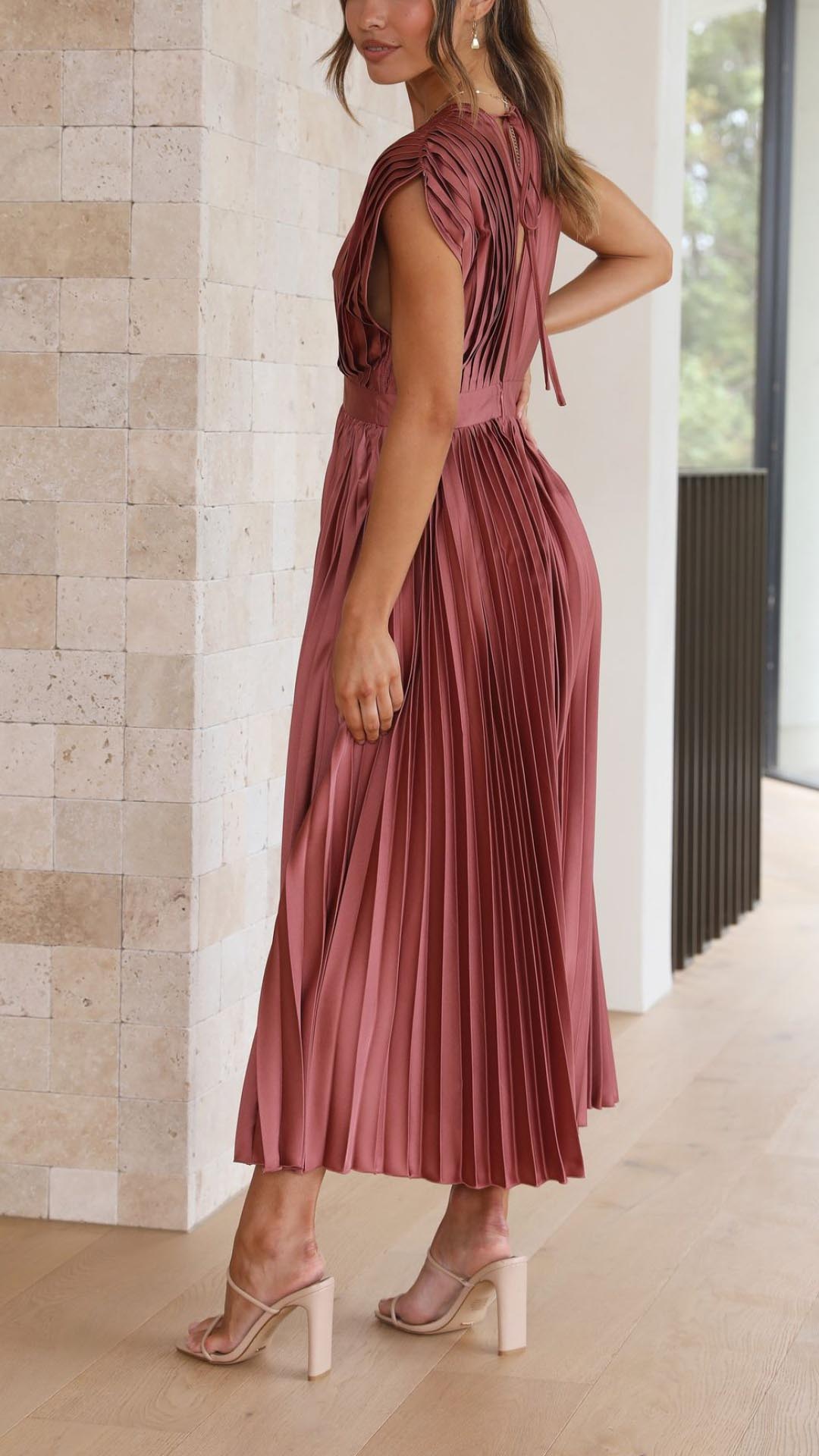 Ilvra | Klänning med djup urringning Elegant och raffinerad - StilfulltdressD3-YB403005SvartSIlvra | Klänning med djup urringning Elegant och raffinerad