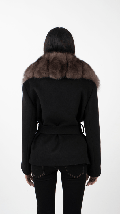 Josefine | Kort Taljeret Vinterjakke med Kunstpelskrave - StilfulltWomen's jackets17164751799746XSJosefine | Kort Taljeret Vinterjakke med Kunstpelskrave