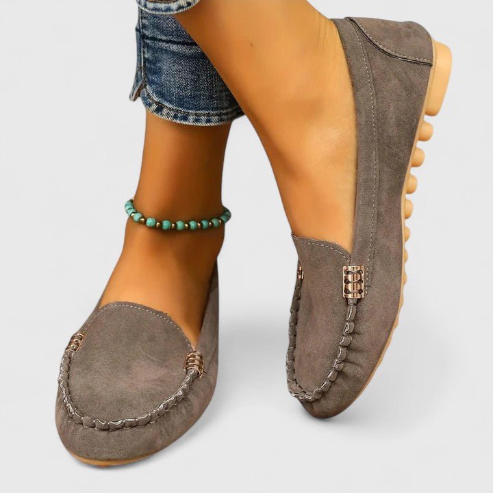 Kensington | Mocasines de Ante con Detalle Metálico - StilfulltWomen's shoesGris35Kensington | Mocasines de Ante con Detalle Metálico