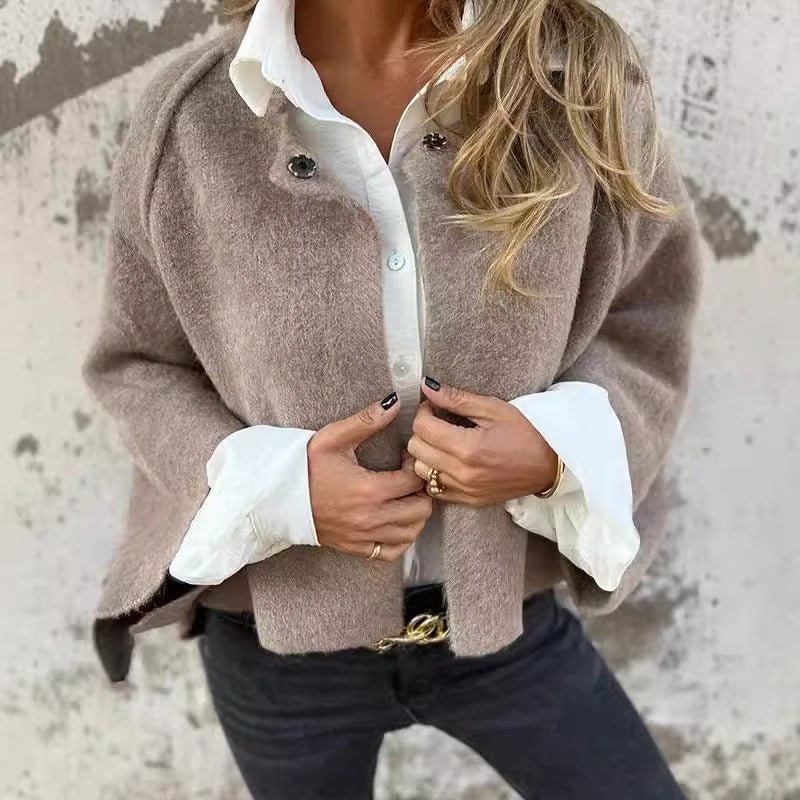 Liva | Kort Blød Bouclé Jakke med Vide Ærmer - StilfulltWomen's jacketsSKU_1790229088204_323KhakiSLiva | Kort Blød Bouclé Jakke med Vide Ærmer