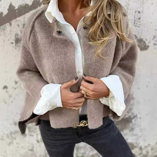 Liva | Kort Blød Bouclé Jakke med Vide Ærmer - StilfulltWomen's jacketsSKU_1790229088204_323KhakiSLiva | Kort Blød Bouclé Jakke med Vide Ærmer