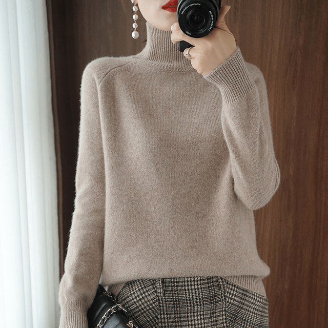 Lucía | Jersey de Mujer de Cuello Alto y Punto Fino - StilfulltWomen's sweatersCamelSLucía | Jersey de Mujer de Cuello Alto y Punto Fino