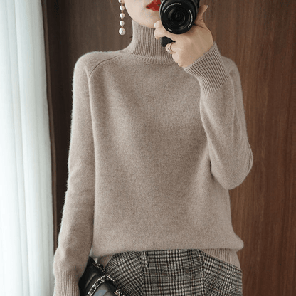Lucía | Jersey de Mujer de Cuello Alto y Punto Fino - StilfulltWomen's sweatersCamelSLucía | Jersey de Mujer de Cuello Alto y Punto Fino