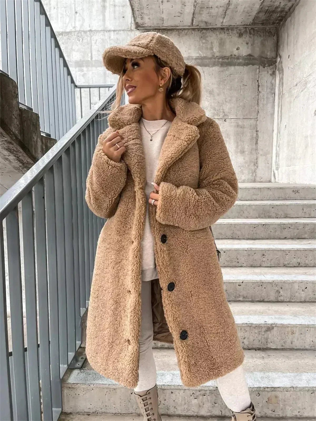 Nanna | Lang Blød Teddyfrakke med Revers - StilfulltWomen's jackets5:100014064;14:200001438LysebrunSNanna | Lang Blød Teddyfrakke med Revers