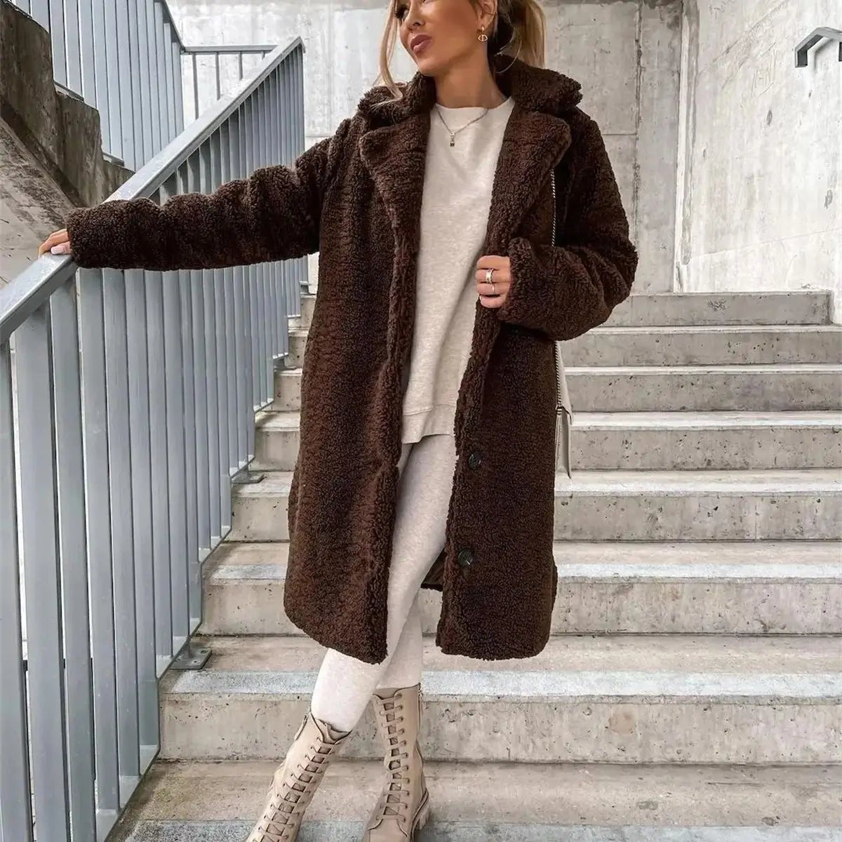 Nanna | Lang Blød Teddyfrakke med Revers - StilfulltWomen's jackets5:100014064;14:100018786#coffeeMørkebrunSNanna | Lang Blød Teddyfrakke med Revers