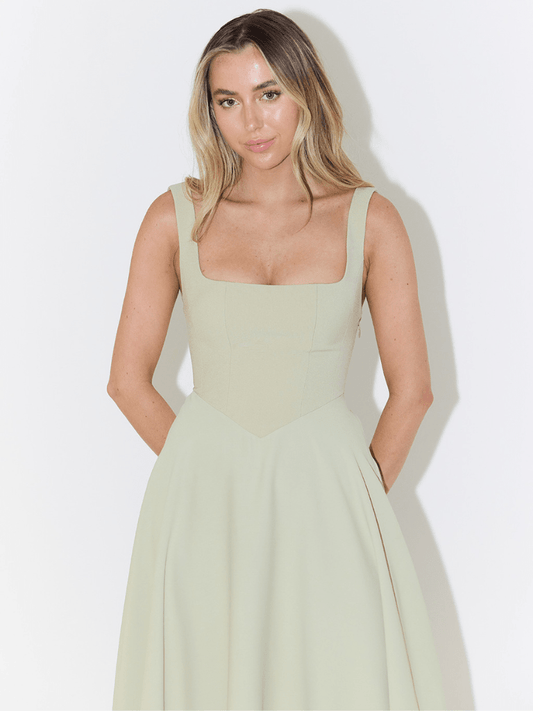 Scarli elegant klänning: förfinad stil för varje tillfälle - StilfulltdressSalviaSScarli elegant klänning: förfinad stil för varje tillfälle
