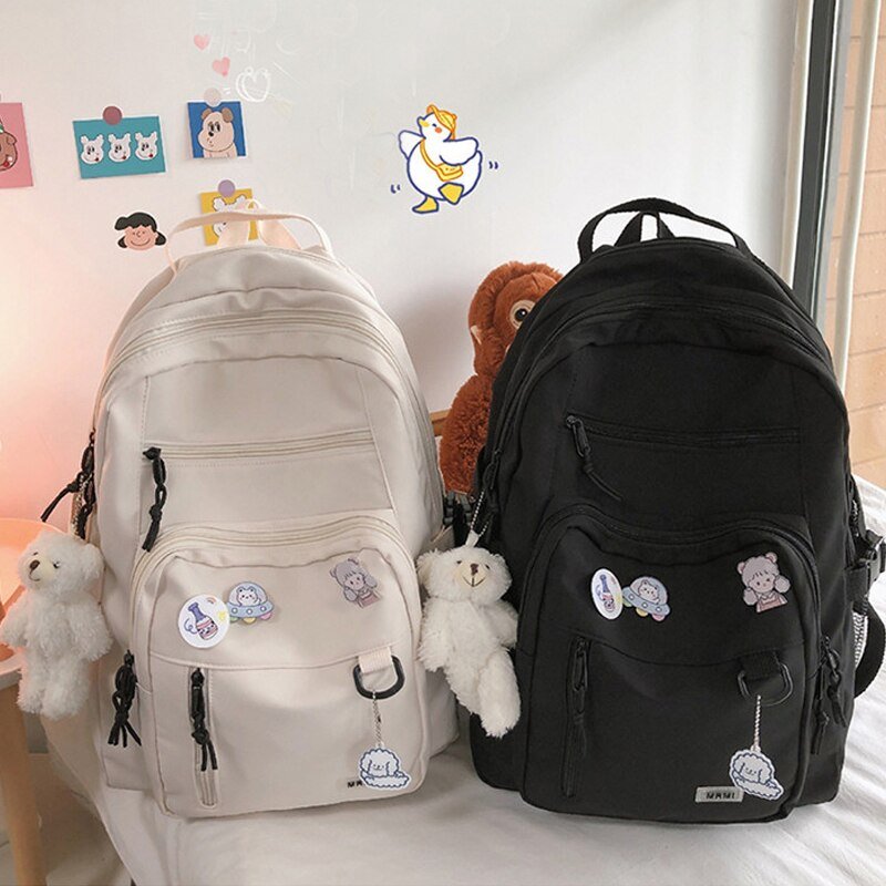 Silke | Rummelig Sød Skolerygsæk med Bamsevedhæng - StilfulltWomen's backpacksSW2511BLSort31x19x42cmSilke | Rummelig Sød Skolerygsæk med Bamsevedhæng