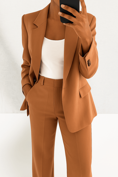 Tatum | Conjunto Entallado de Americana y Pantalón - StilfulltWomen's outfit setsMarrónSTatum | Conjunto Entallado de Americana y Pantalón