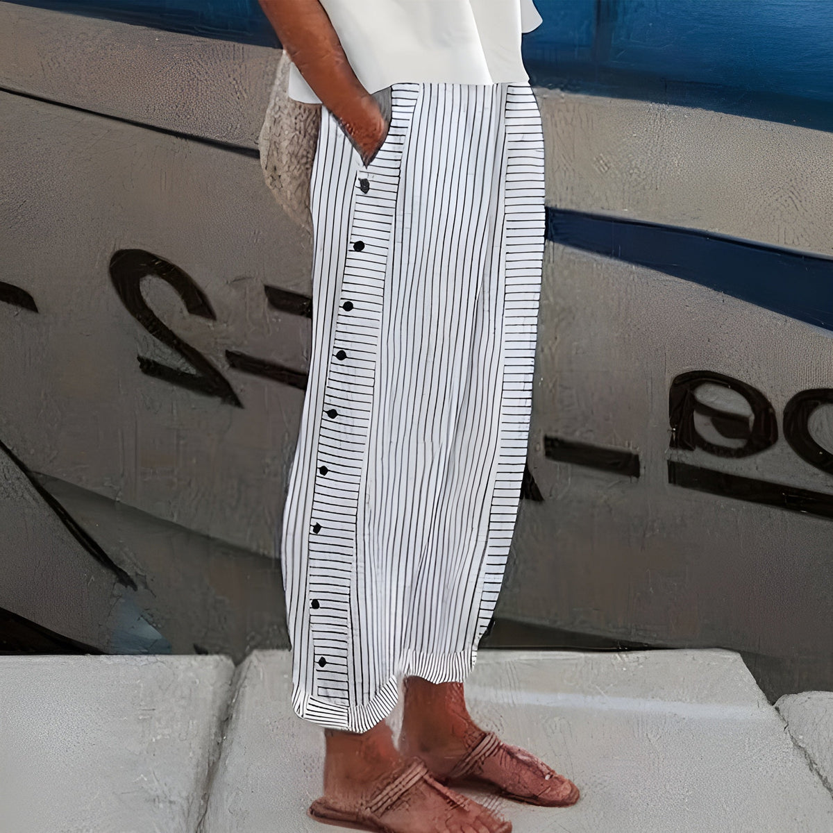 Tatum | Pantalón Recto con Panel de Rayas y Botones - StilfulltWomen's pantsRosaXSTatum | Pantalón Recto con Panel de Rayas y Botones