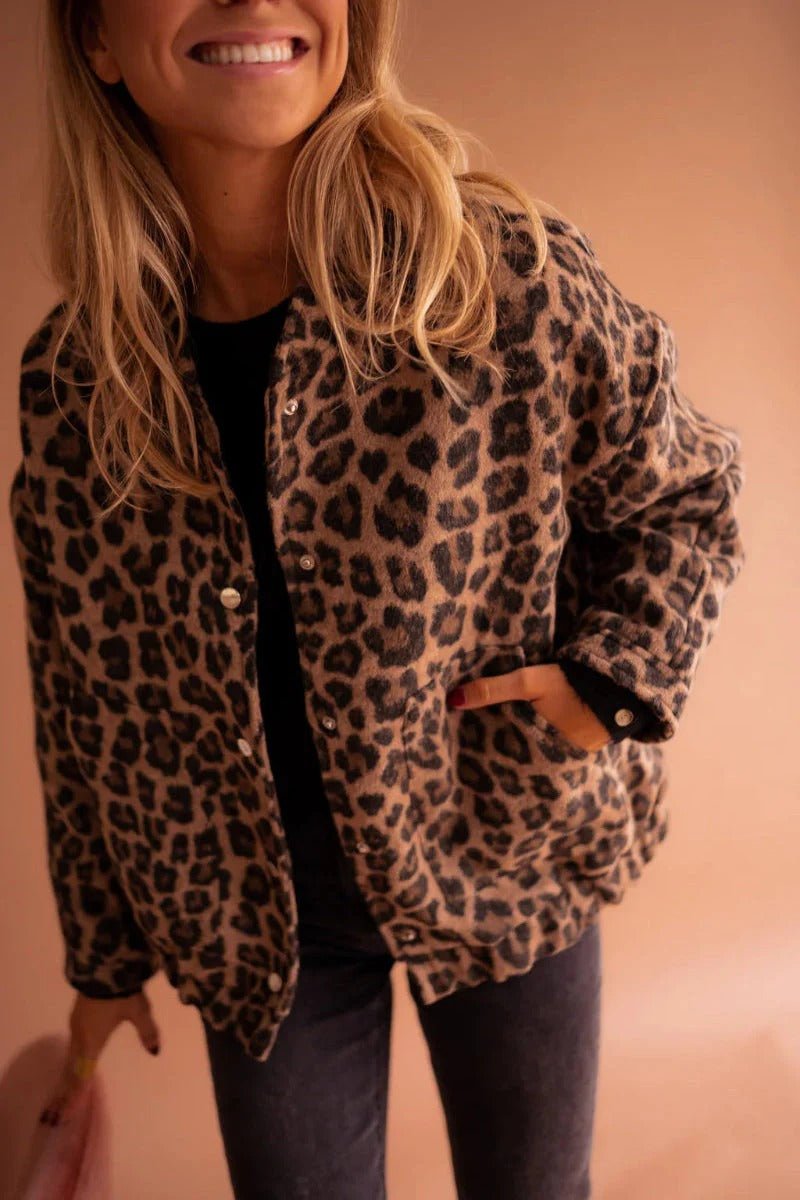 Thyra | Afslappet Leopardmønstret Jakke med Trykknapper - StilfulltWomen's jacketsSThyra | Afslappet Leopardmønstret Jakke med Trykknapper