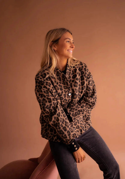 Thyra | Afslappet Leopardmønstret Jakke med Trykknapper - StilfulltWomen's jacketsSThyra | Afslappet Leopardmønstret Jakke med Trykknapper