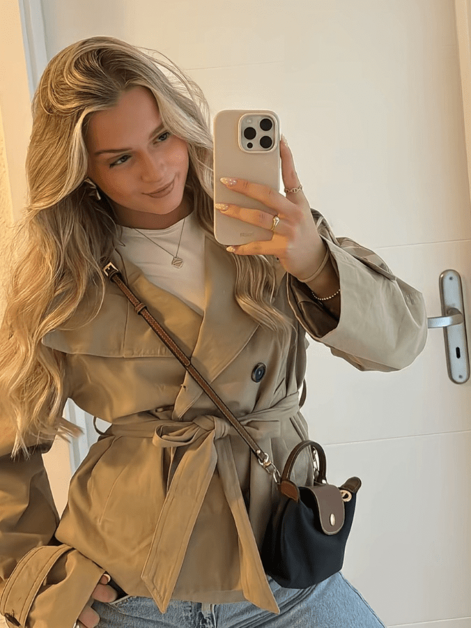 Tilde | Kort Dobbeltradet Overgangsjakke med Bindebælte - StilfulltWomen's jacketsArmygrønSTilde | Kort Dobbeltradet Overgangsjakke med Bindebælte