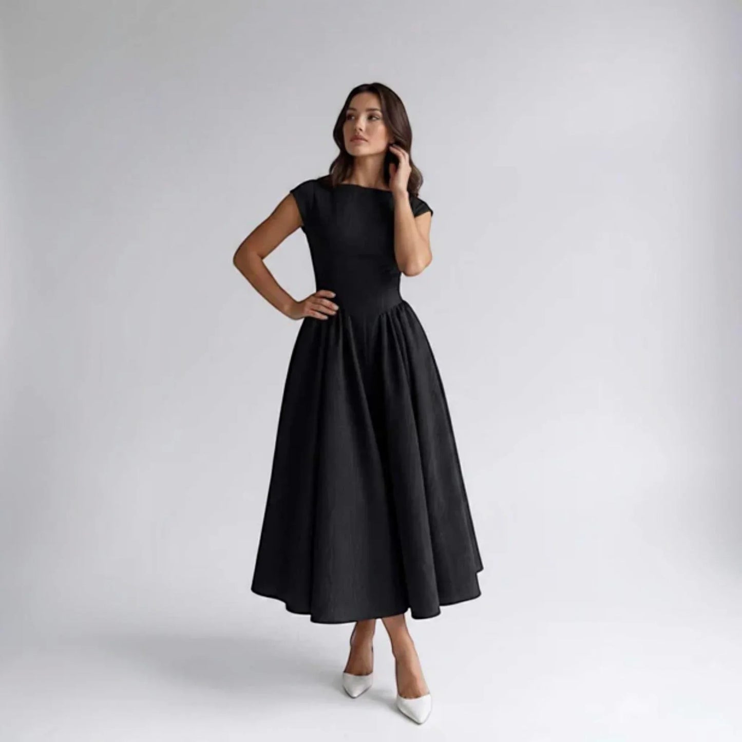 Everly | Vestido Midi Entallado con Vuelo