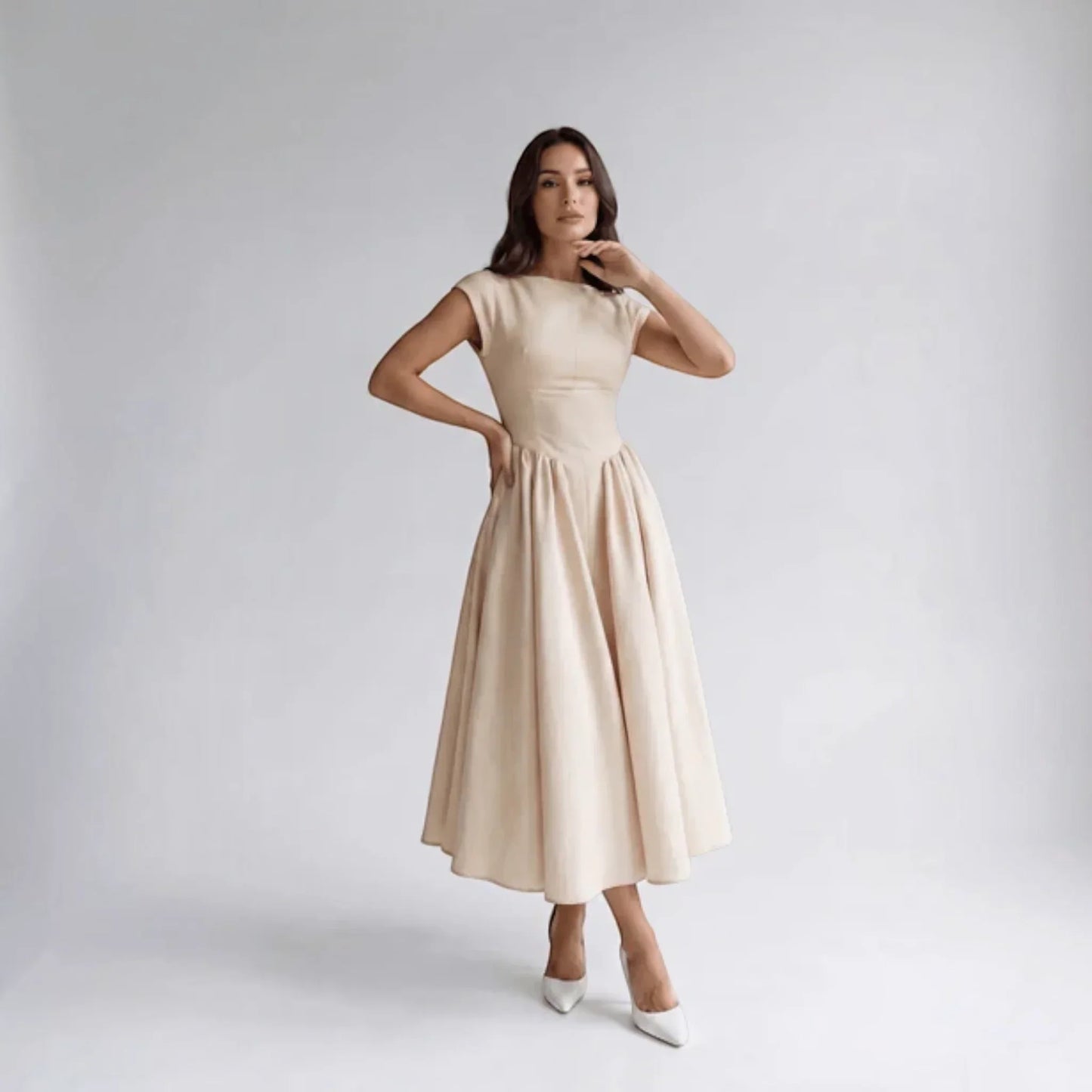 Everly | Vestido Midi Entallado con Vuelo