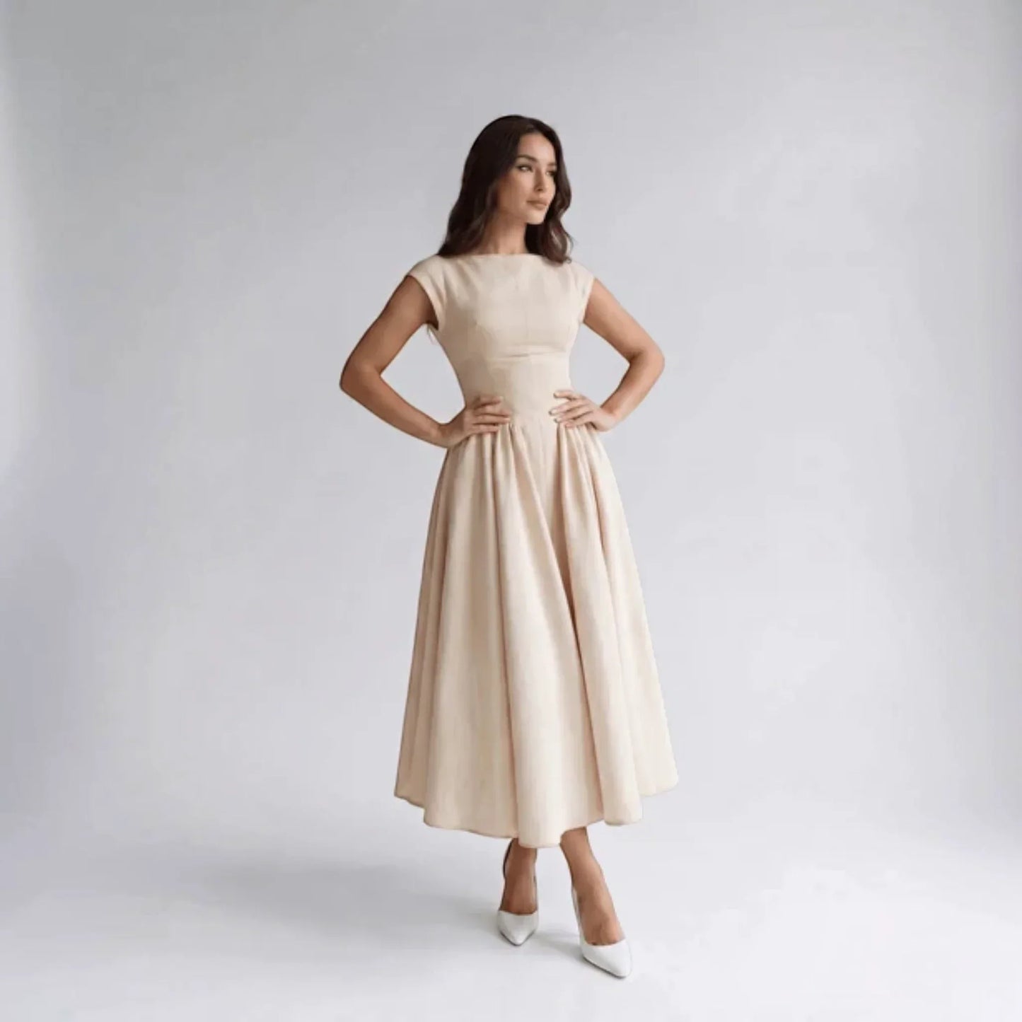 Everly | Vestido Midi Entallado con Vuelo